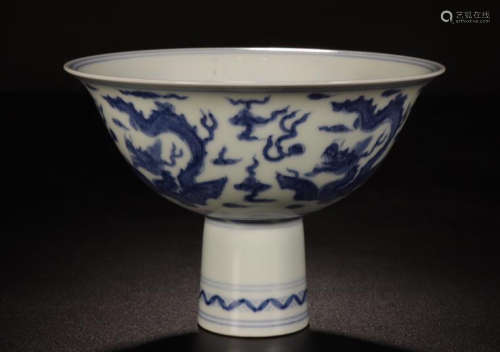 CHINESE PORCELAIN BLUE AND WHITE DRAGON STEM CUP