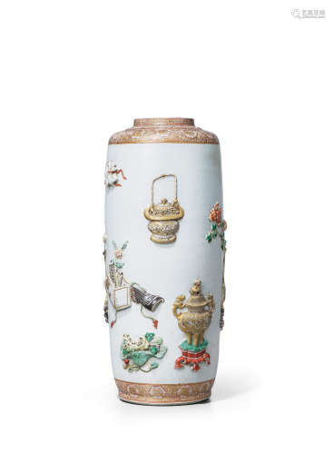 清十八世纪 粉彩堆塑博古图大棒槌瓶