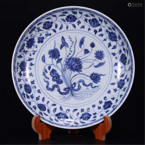 CHINESE PORCELAIN BLUE AND WHITE FLOWER PLATE