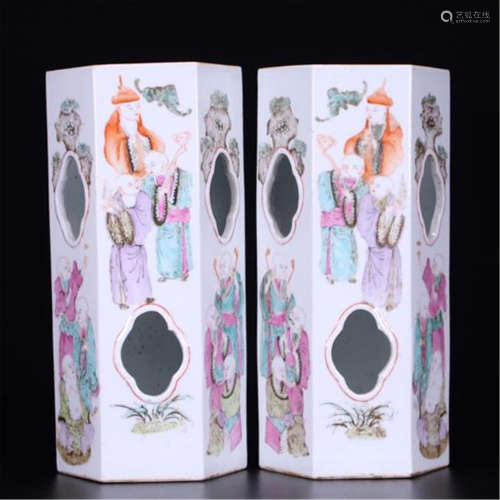 PAIR OF CHINESE PORCELAIN FAMILLE ROSE FIGURES HAT STAND