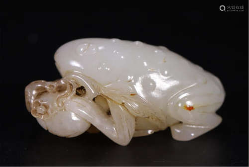 CHINESE WHITE JADE TOAD AND PEACH TABLE ITEM