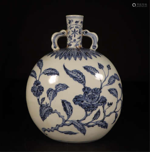 CHINESE PORCELAIN BLUE AND WHITE FLOWER MOONFLASK VASE