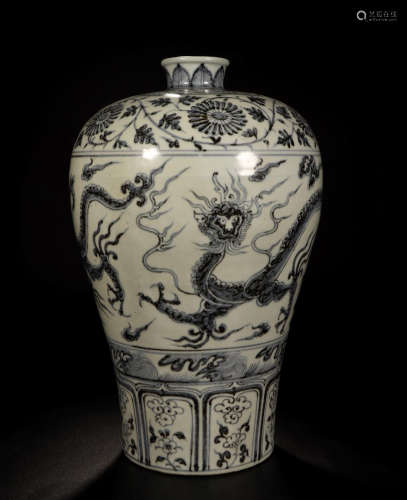 CHINESE PORCELAIN BLUE AND WHITE DRAGON MEIPING VASE