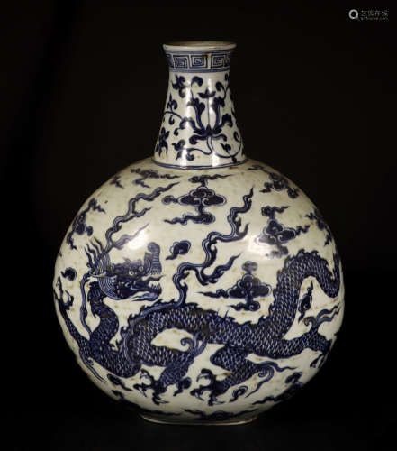 CHINESE PORCELAIN BLUE AND WHITE DRAGON MOOKFLASK VASE