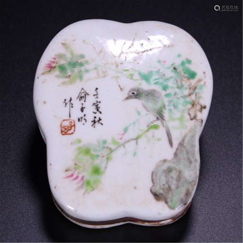 CHINESE PORCELAIN FAMILLE ROSE BIRD AND FLOWER LIDDED BOX