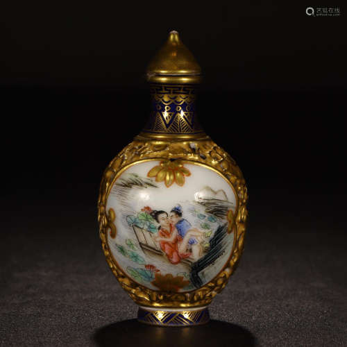 CHINESE PORCELAIN GOLD GROUND FAMILLE ROSE EROTIC SENSE SNUFF BOTTLE