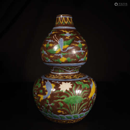 CHINESE PORCELAIN SANCAI CRANE AND FISH GOURD VASE