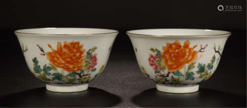 PAIR OF CHINESE PORCELAIN FAMILLE ROSE FLOWER BOWLS