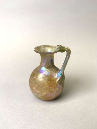 Un joli vase à anse, bien irisé d'époque romaine. Hauteur 9 centimètres. Rome Ier [...]
