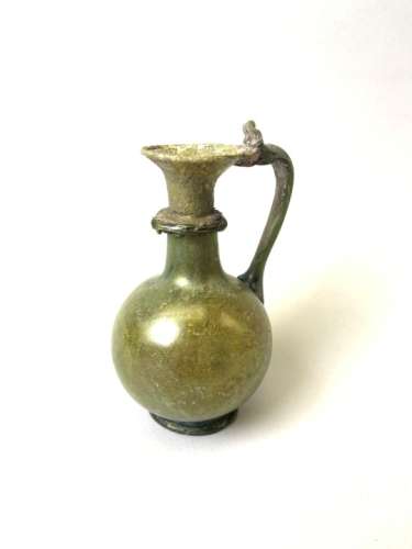 Un grand vase à anse sur piedouche, à irisations vertes. Hauteur 13, 8 cm. Rome Ier [...]