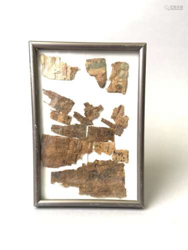 Ensemble de 14 fragments de papyrus avec les restes de polychromie et des restes [...]