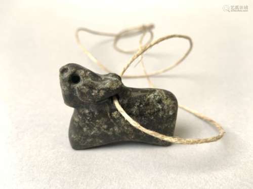 Pendentif en pierre représentant un animal (lapin ?). Largeur 5 cm. Art [...]