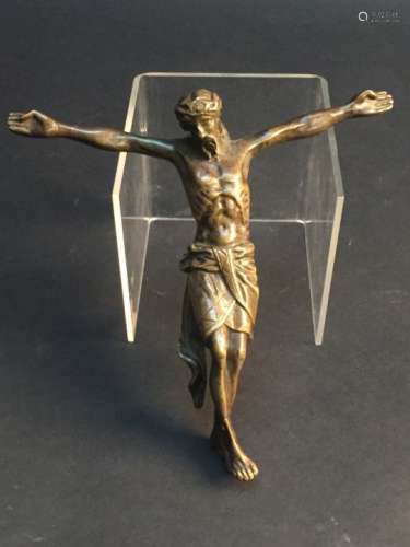 Christ en croix en bronze à patine verte. XIXe siècle. H. 17 cm. -