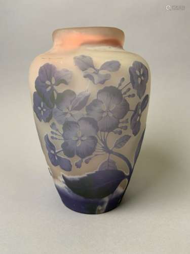 Établissements GALLÉ (1904-1936). Hortensias. Vase de section ovale à col [...]
