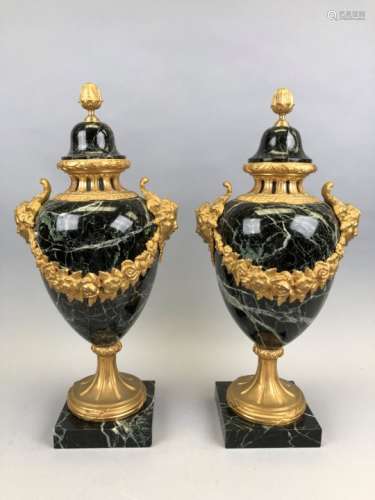 Paire d'urnes en marbre veiné vert. Ornementation de bronze doré. H : 52 cm. XIXe [...]