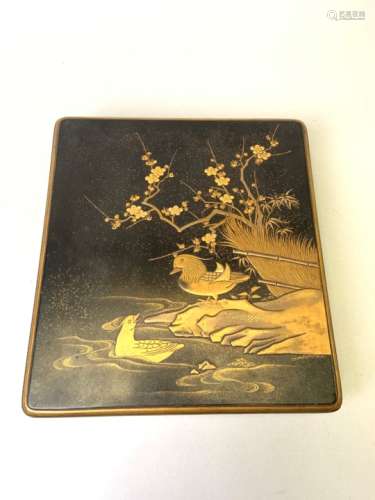 JAPON. Boîte carrée en laque à décor doré de volatiles sur fond noir. 24 x 26 cm. -