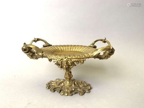 Coupe en bronze doré richement sculpté. 13 x 22 x 11 cm. -