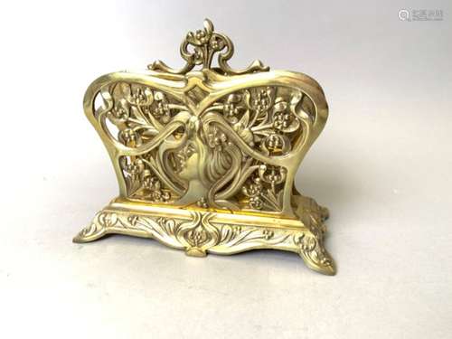 Porte lettre en bronze. Epoque Art Nouveau. 16 x 19 x 10 cm. -