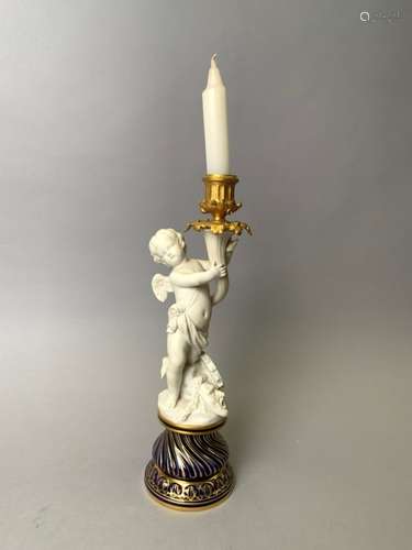 SEVRES. Flambeau en biscuit, porcelaine et bronze doré. H. 31 cm. -