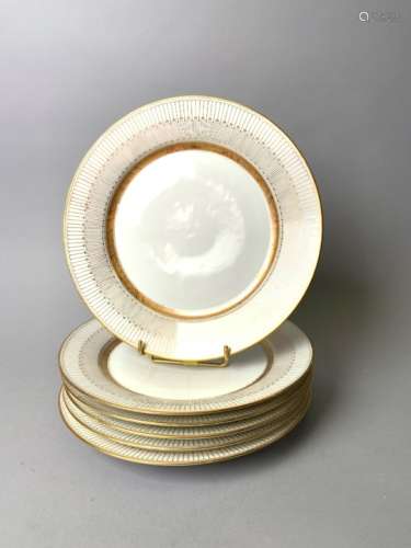 Suite de six assiettes en porcelaine à décor or à l'Antique. Marques biffées de [...]