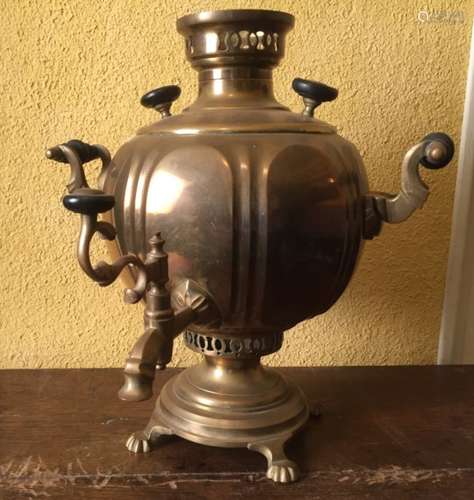 Samovar en laiton. Russie, Tula, XIXe siècle. H. 32 cm. -