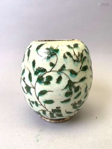 IRAN. Vase en faience à décor émaillé de feuillage vert sur fond blanc. Hauteur [...]