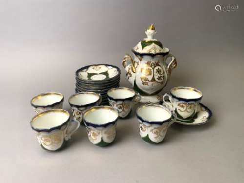 Sucrier et 7 tasses et sous-tasses en porcelaine bleu, vert et or. Epoque Napoléon [...]