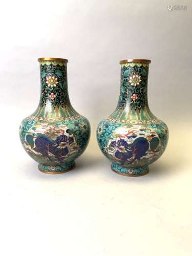 CHINE. Paire de vases en laiton à décor en émail cloisonné à décor d'animaux [...]