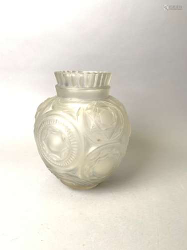 SABINO. Vase en verre dépoli à décor de fleurs stylisées. H. 24 cm. -