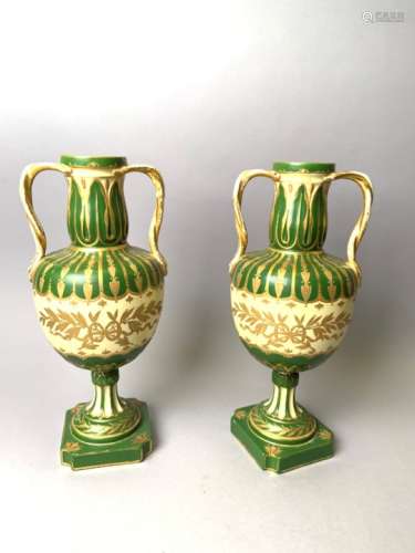 SAINT-AMAND-LES-EAUX. Paire de vases en faïence à décor vert et or. Style Louis [...]