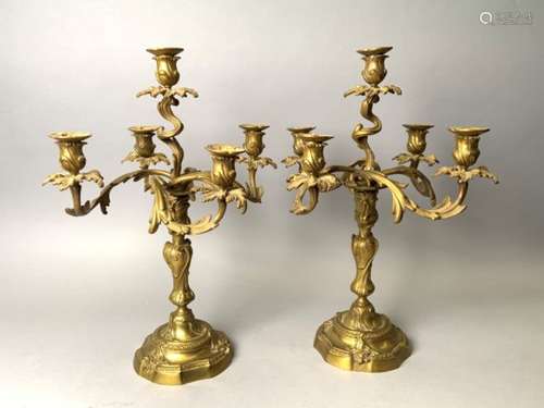 Paire de candélabres en bronze. Style Louis XV. H. 20 cm. -