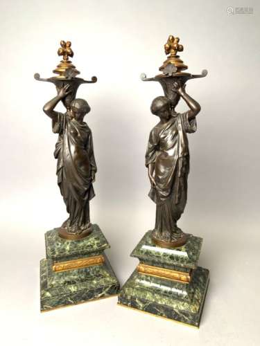 Paire de cariatides en bronze patiné et doré. H. 55 cm. Epoque Napoléon III. -