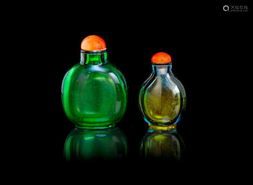 1750-1800 and 1820-1880 An emerald green clear glass snuff bottle and a bi-colour glass snuff bottle