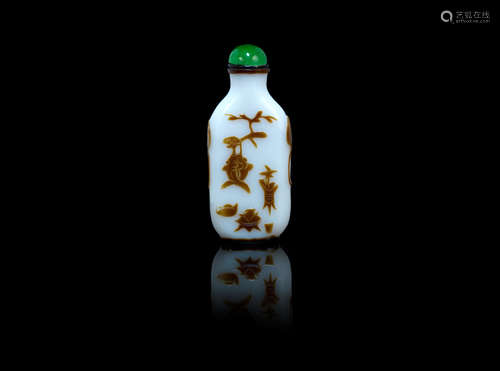 1820-1880, Yangzhou School A brown-overlay milky white glass snuff bottle