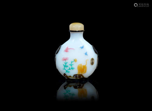 1820-1880, Yangzhou School A five-colour overlay milky white glass snuff bottle