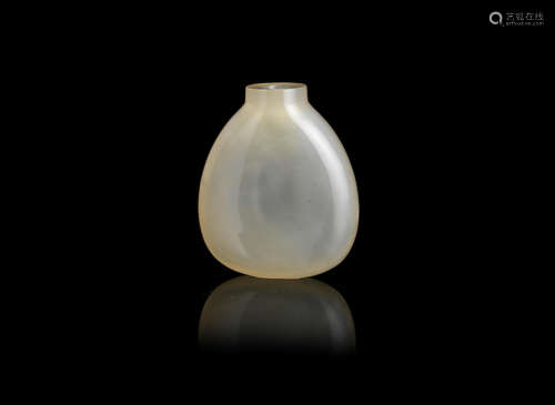 1750-1800 A fine 'floater' agate snuff bottle