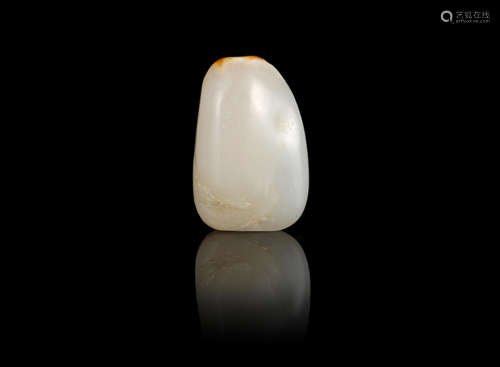 18th/19th century A white and russet jade pebble-form snuff bottle