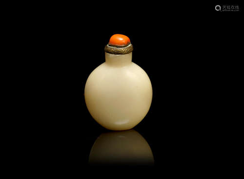 18th/19th century A white jade snuff bottle