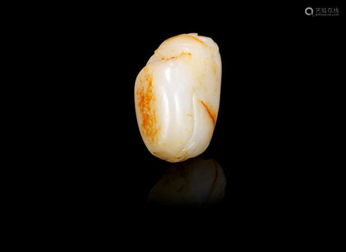 18th/19th century A white and russet jade pebble form snuff bottle