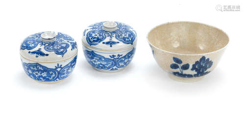 Kangxi and later A pair of blue and white circular boxes and covers and an underglaze blue and crackle-glazed bowl