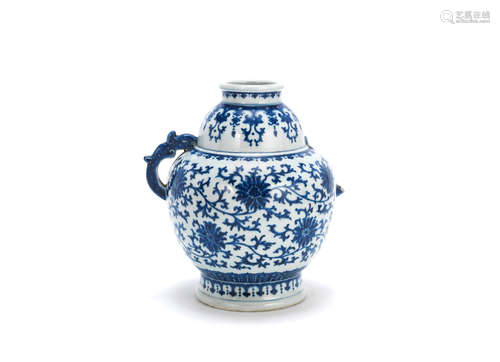 18th century A blue and white 'lotus' vase