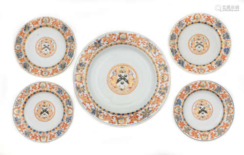Kangxi A set of four armorial plates and a larger dish en suite