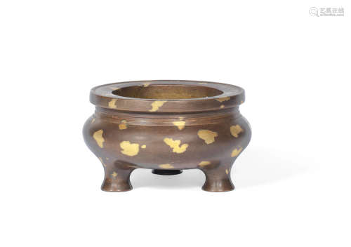 Xuande seal mark, Qing Dynasty or later A gilt-splashed bronze tripod incense burner