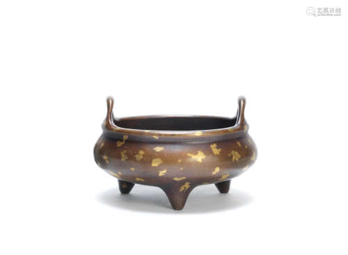 Two-character seal mark, Qing Dynasty or later A small gilt-splashed bronze tripod incense burner