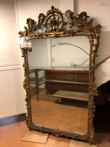 Important miroir en bois et stuc doré à décor de feuilles d'acanthe, rinceaux, [...]