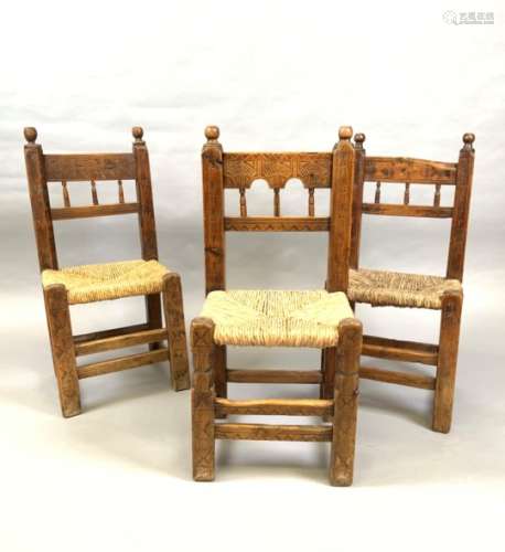 Trois chaises paillées. Espagne, XIXe siècle; -