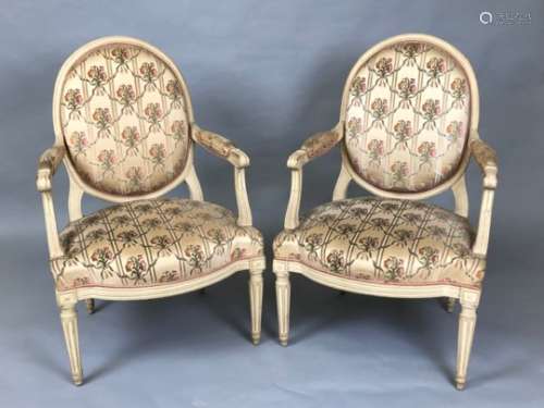 Paire de fauteuils en bois sculpté, mouluré et peint à dossier médaillon. Epoque [...]