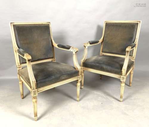 Paire de fauteuils. Style Louis XVI. Bois peint. -