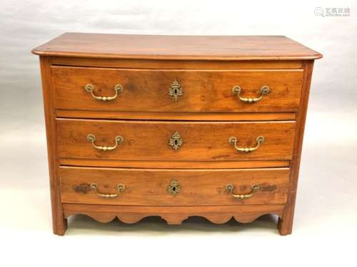 Commode en noyer ouvrant par trois tiroirs. Fin XVIIIe siècle. 89 x 123 x 70 cm. -