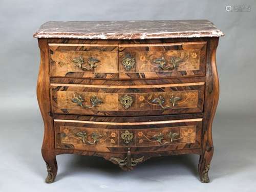 Commode à façade galbée en bois de placage marqueté de fleurs, ouvrant par trois [...]